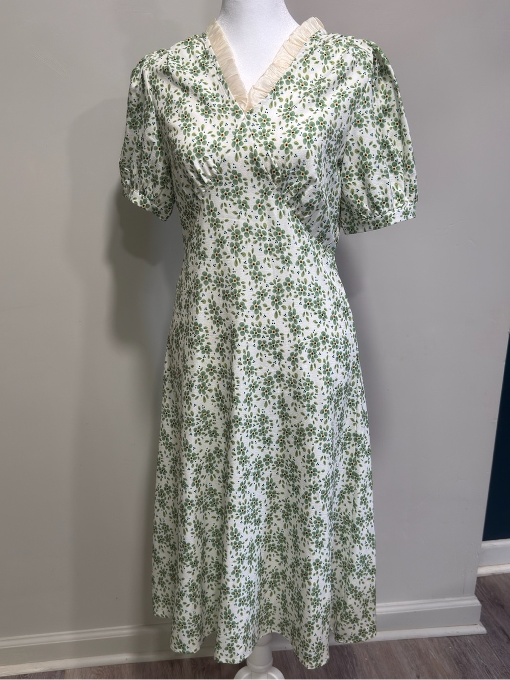 Green Leaf Print Midi Dress with Ruffle V-Neck